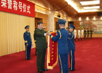 Xi üstün hizmetlerinden dolayı bir taburu ödüllendirdi