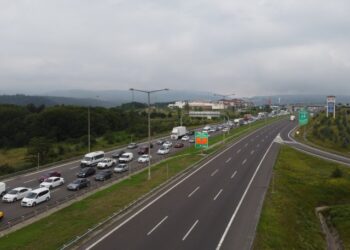 Bayram trafiği nedeniyle Bolu Dağı’nda uzun araç kuyrukları oluştu