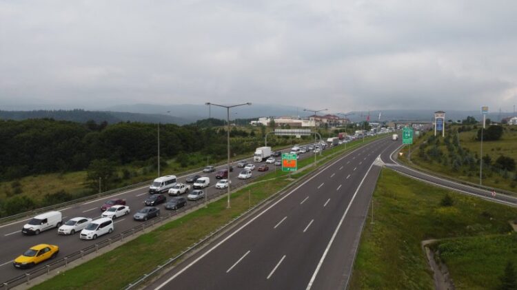 Bayram trafiği nedeniyle Bolu Dağı’nda uzun araç kuyrukları oluştu