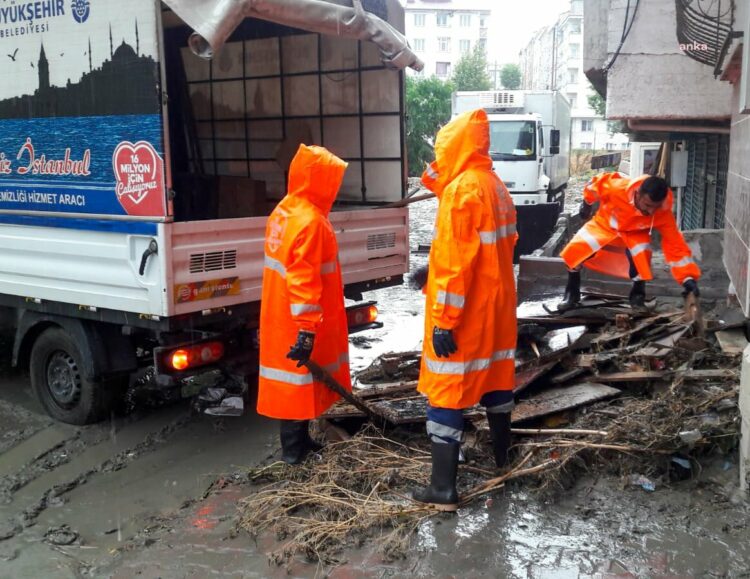 İBB, selin vurduğu bölgelerde temizlik çalışmalarına devam ediyor