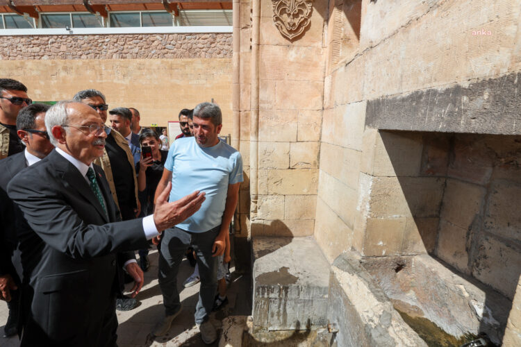 Kılıçdaroğlu’ndan Ahmed-i Hani Türbesi’ni ve İshak Paşa Sarayı’na ziyaret