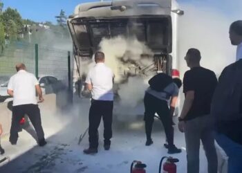 Kadıköy’de metrobüs yangını