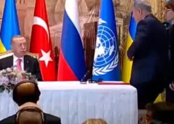 Erdoğan, kaş göz işaretiyle Bakan Akar’ı böyle uyardı