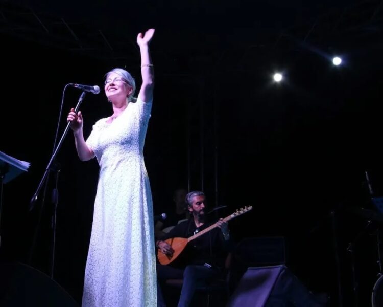 Ovacık’ta konser veren İlkay Akkaya: Müziği yasaklamak mümkün değil