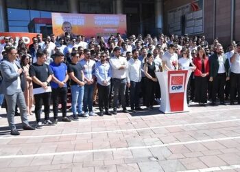 CHP’li gençler, AK Parti’ye Kılıçdaroğlu’nun vaatlerini kargoladı
