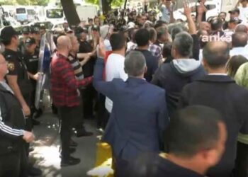 KESK’in TÜİK önünde basın açıklaması yapmasına polis engeli