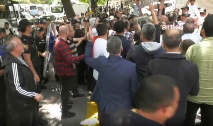 KESK’in TÜİK önünde basın açıklaması yapmasına polis engeli