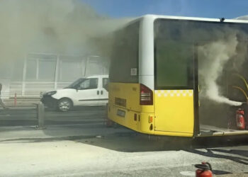 Haliç’te metrobüs yangını: Yolcular tahliye edildi