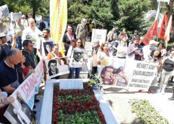 Sivas Katliamı’nın yıldönümünde Asım Bezirci, mezarı başında anıldı