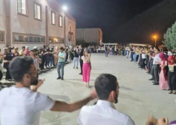 Asgari ücretteki artışı halaylarla kutladılar