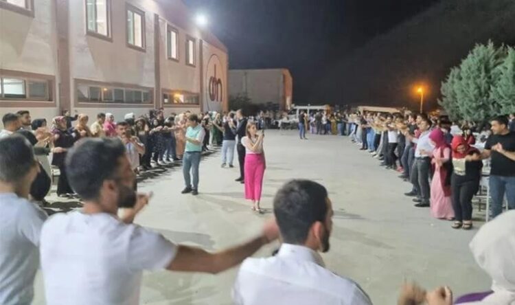 Asgari ücretteki artışı halaylarla kutladılar