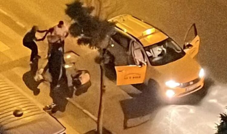 ‘Yolcu’ dehşeti: Taksiciyi ısırıp darbetti!