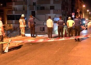İnşaatın istinat duvarı çöktü: 3 bina boşaltıldı