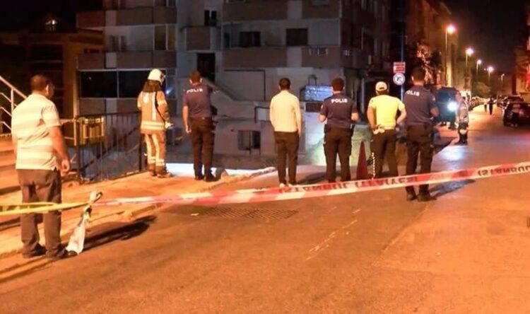 İnşaatın istinat duvarı çöktü: 3 bina boşaltıldı