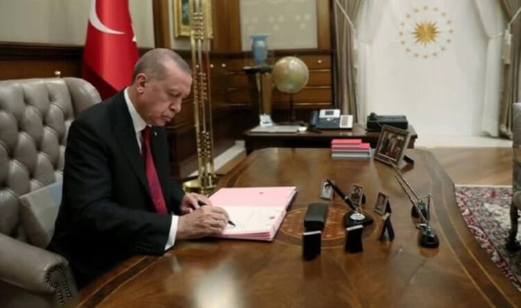 Erdoğan üç ismi görevden aldı
