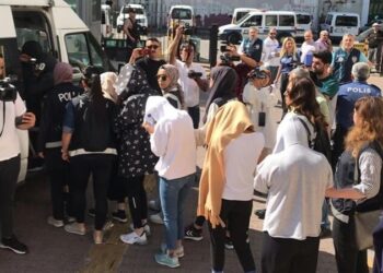 Fuhuş operasyonunun ayrıntıları ortaya çıktı: Erkekleri 3’e ayırmışlar!