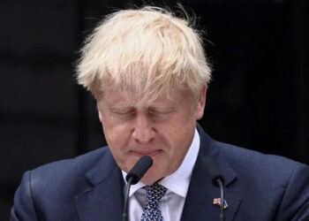 Boris Johnson düştü: İstifasını resmen duyurdu