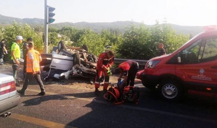 Tatil yolunda zincirleme kaza: 2 ölü, 4 yaralı