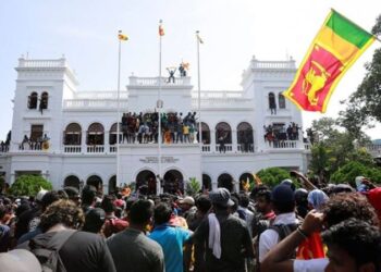 Ülkede sular durulmuyor… Şimdi de başbakanlık ofisi basıldı