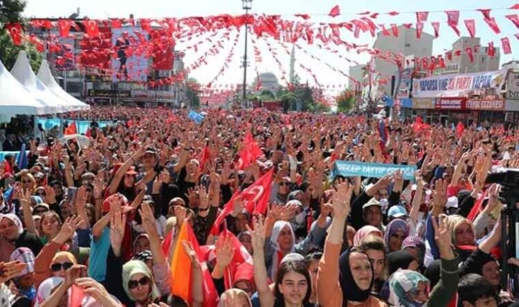 ‘AKP seçmeni içinde de çözülmeler başladı’