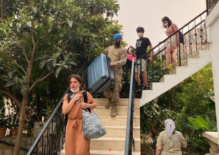 Datça’daki yangın kontrol altına alındı: Askerler yurttaşları tahliye etti