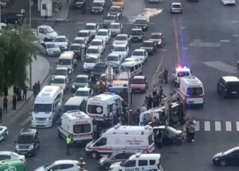 Ambulans kaza yaptı, ortalık savaş alanına döndü