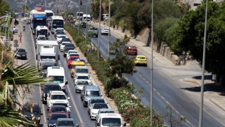 Tatilciler dönüşe erken geçti! Kilometrelerce kuyruk…