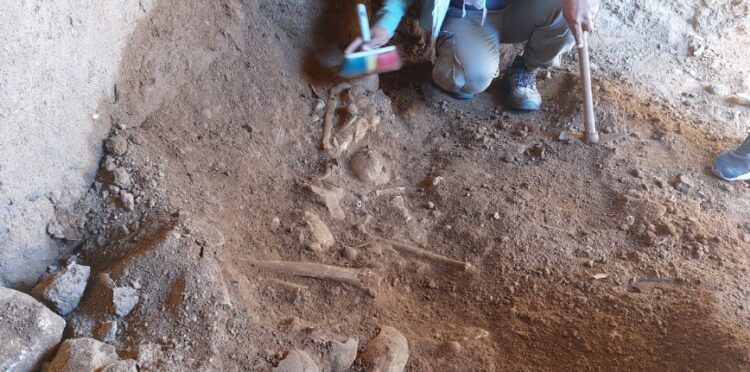 Kaçak kazı ihbarından 27 insan iskeleti çıktı