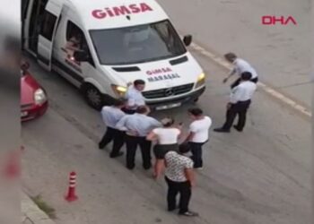 Fişi 5 lira eksik diye servisten indirilen müşteri, aracın altına girdi