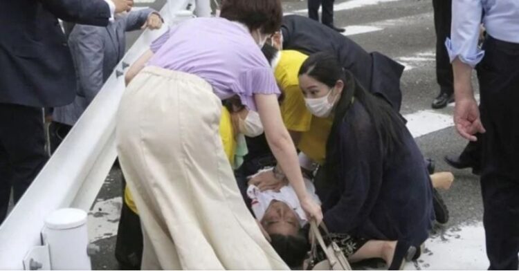 Eski Japonya Başbakanı Shinzo Abe’ye suikast girişimi!