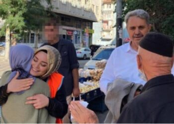 AKP’li başkan parti broşürlerini koruma polisine taşıttı