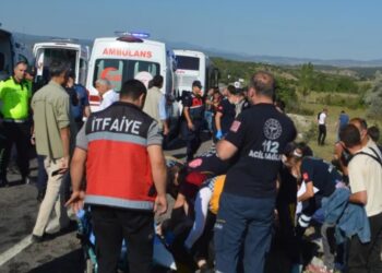 Kütahya’da işçileri taşıyan otobüs devrildi