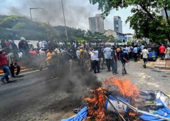 Sri Lanka’da halk sarayı bastı, başbakan istifa etti!