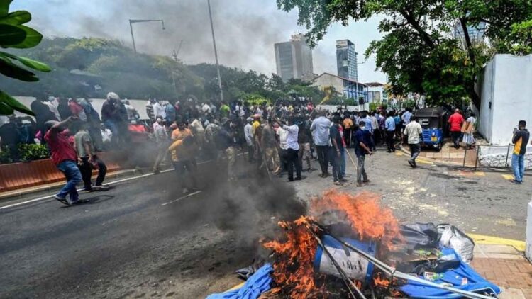 Sri Lanka’da halk sarayı bastı, başbakan istifa etti!