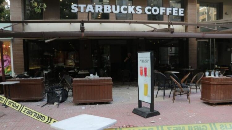 Kafede oturanların üzerine beton parçaları düştü: 1’i ağır 2 yaralı