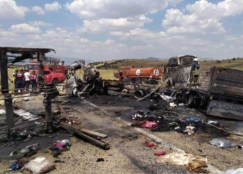 Antalya’da TIR ve kamyon çarpıştı: 3 ölü, 1 yaralı