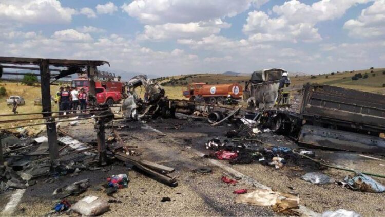 Antalya’da TIR ve kamyon çarpıştı: 3 ölü, 1 yaralı