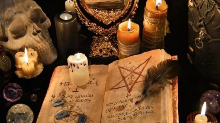 ‘Eşinde büyü var’ diyerek dolandırdı