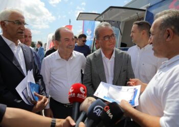 Gurbetçi vatandaş Kapıkule’de CHP’li Tezcan’a dert yandı: “Burnumuzdan getiriyorlar”