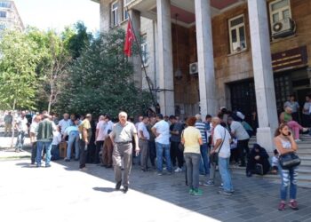 Belediye önünde toplanan Fetihtepeliler, yeni imar planına itiraz etti