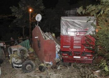 İstanbul’da kamyon gecekondunun üzerine düştü: Enkaz altında kaldılar