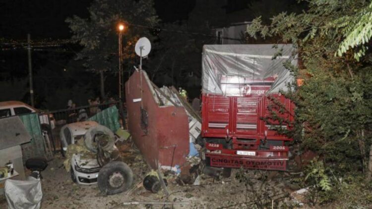 İstanbul’da kamyon gecekondunun üzerine düştü: Enkaz altında kaldılar