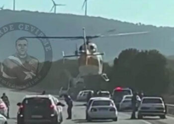 İzmir’de otoyolun ortasına helikopter indirildi