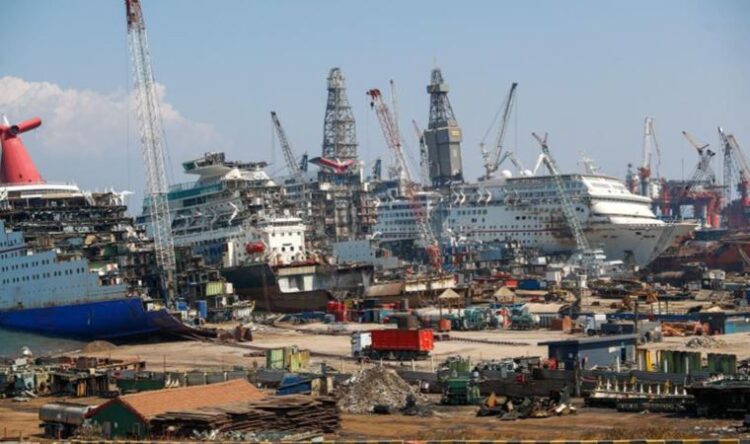 Brezilya donanmasına ait asbestli gemi Aliağa’ya getiriliyor