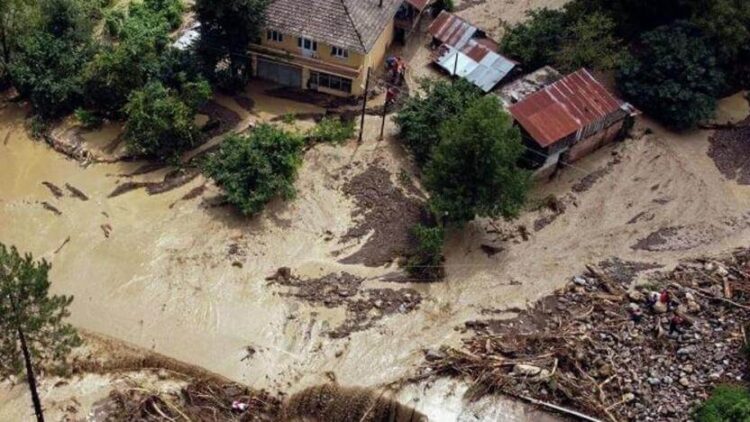 Geçen yıl selde yıkılan ve aynı yere yapılan cami yine yıkıldı
