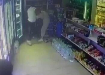 Taciz ettiği kadını sığındığı tekel bayisinde darp etti