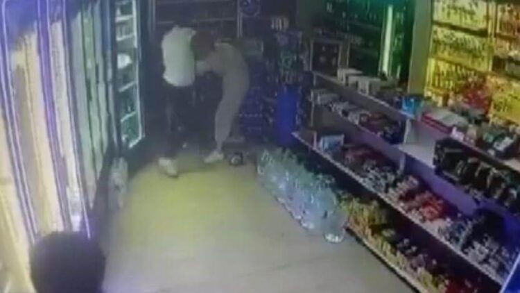 Taciz ettiği kadını sığındığı tekel bayisinde darp etti