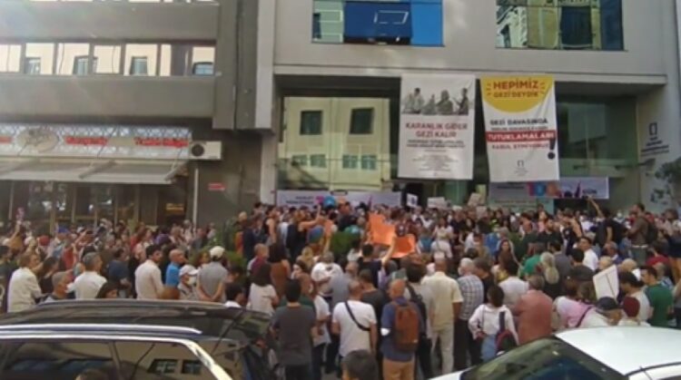 Yüzlerce kişi Gezi tutukluları için bir araya geldi