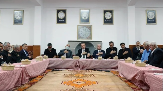 Erdoğan, Hüseyin Gazi Cemevi’nde muharrem iftarına katıldı