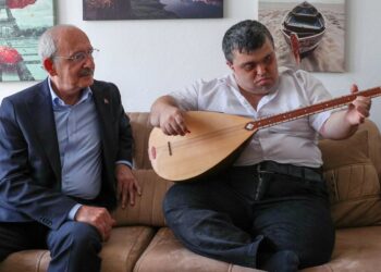 Kılıçdaroğlu, bağlama sanatçısı down sendromlu Çağatay’ı ziyaret etti